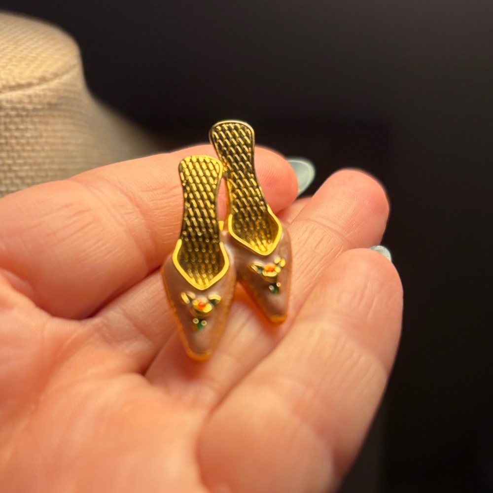 ADORABLE Gold and Pink Shoe PIN - Picture 1 of 6